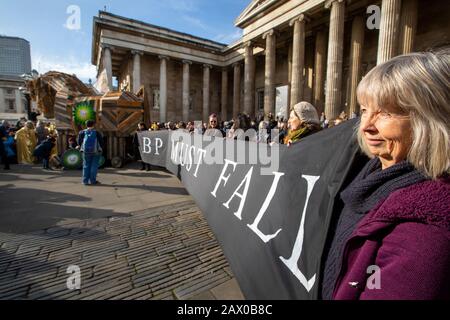 "BP muss fallen"-Demonstration im British Museum gegen die fortgesetzten Investitionen von BP in fossile Brennstoffe, 18. Februar 2020, Lonon, Großbritannien Stockfoto