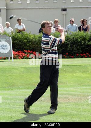 HRH Herzog von York T-Stücke weg während einer Golffreunde im Wentworth Golf Club, Surrey, England August 1996 Stockfoto