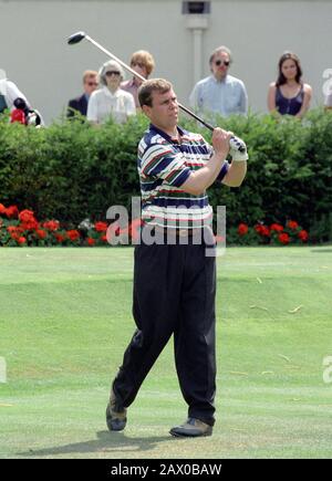 HRH Herzog von York T-Stücke weg während einer Golffreunde im Wentworth Golf Club, Surrey, England August 1996 Stockfoto