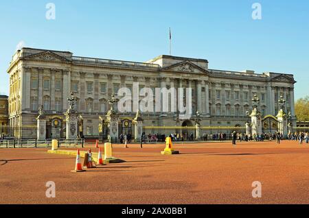London, Großbritannien - 19. Januar 2016: Nicht identifizierte Menschen und Buckingham Palace Stockfoto