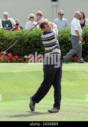 HRH Herzog von York T-Stücke weg während einer Golffreunde im Wentworth Golf Club, Surrey, England August 1996 Stockfoto