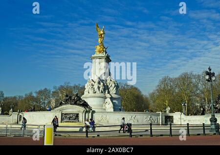 London, Großbritannien - 19. Januar 2016: Nicht identifizierte Menschen und Denkmal in Victoria Stockfoto