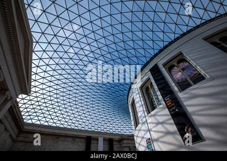 "BP muss fallen"-Demonstration im British Museum gegen die fortgesetzten Investitionen von BP in fossile Brennstoffe, 18. Februar 2020, Lonon, Großbritannien Stockfoto