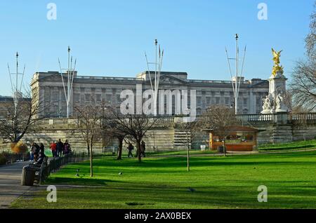 London, Großbritannien - 19. Januar 2016: Unidentifizierte Menschen und Kiosk im St. James Park mit Buckingham Palace dahinter Stockfoto