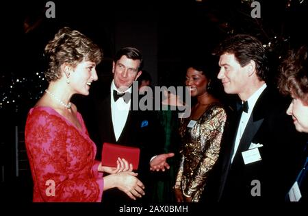 HRH Princess Diana trifft Schauspieler Anthony Andrews, nachdem er in der Royal Albert Hall in London, England, im "Joy To The World Concert" aufgetreten ist. Zentriert Stockfoto