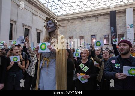 "BP muss fallen"-Demonstration im British Museum gegen die fortgesetzten Investitionen von BP in fossile Brennstoffe, 18. Februar 2020, Lonon, Großbritannien Stockfoto