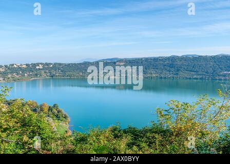 Blick auf den Albaner See von der Stadt Castel Gandolfo, in den Albaner Hügeln, südlich von Rom, Italien Stockfoto