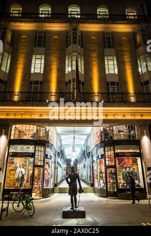 Piccadilly Arcade, ein berühmtes Wahrzeichen, das zwischen der Piccadilly und der Jermyn Street verläuft, wurde im Jahr 1909 eröffnet und als denkmalgeschütztes Gebäude bezeichnet. IT-Abteilung Stockfoto