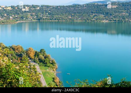 Blick auf den Albaner See von der Stadt Castel Gandolfo, in den Albaner Hügeln, südlich von Rom, Italien Stockfoto