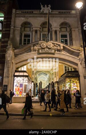 Burlington Arcade, eine überdachte Einkaufspassage, die von der Bond Street nach Piccadilly führt, die im 19. Jahrhundert erbaut wurde, ist ein luxuriöses Einzelhandelsziel in London. Stockfoto