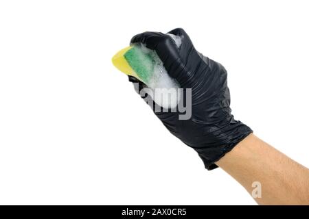 Man Hand in einem schwarzen Handschuh kuppelt einen Schaumstoffschwamm zum Waschen von Geschirr mit Schaum Stockfoto
