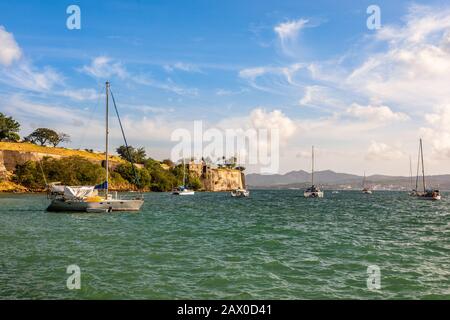 Yachts, die im Hafen von Fort De France mit Festung im Hintergrund verankert sind, Fort-De-France, Martinique, französisches Überseedepartement Stockfoto