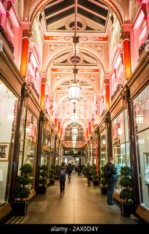 Die Royal Arcade, eine gehobene Einkaufspassage, ist ein Einkaufszentrum aus viktorianischer Zeit, das von der 12 Albemarle Street bis zur 28 Old Bond Street führt. Es war gekämmt Stockfoto