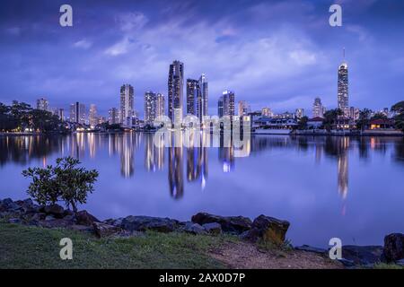 Surfers Paradise City Skyline in der Abenddämmerung mit perfektem Spiegelbild an der Water Gold Coast, Queensland, Australien Stockfoto