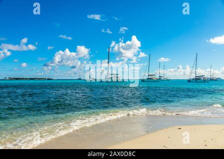 Türkisfarbenes Meer mit Segelyachten und Katamaranen, Tobago Cays tropische Inseln, Saint Vincent und die Grenadinen, karibisches Meer Stockfoto