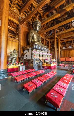 Die Buddha-Statue in der Haupthalle des Jing'an-Tempels, Shanghai, China Stockfoto