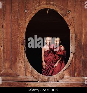 Fröhliche buddhistische Neulinge lächeln im Shwe Yan Pyay Kloster im Dorf Nyaung Shwe, in der Nähe des Inle Lake, Shan State, Myanmar (Birma). Stockfoto