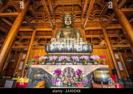 Die Buddha-Statue in der Haupthalle des Jing'an-Tempels, Shanghai, China Stockfoto