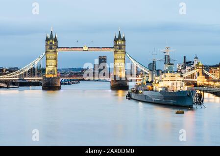 HMS Belfast und Tower Bridge an der Themse in London Stockfoto