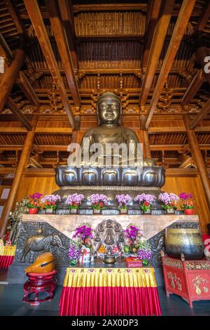 Die Buddha-Statue in der Haupthalle des Jing'an-Tempels, Shanghai, China Stockfoto