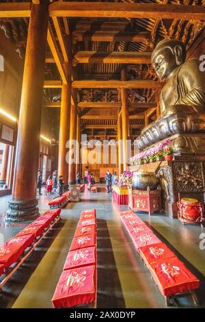 Die Buddha-Statue in der Haupthalle des Jing'an-Tempels, Shanghai, China Stockfoto