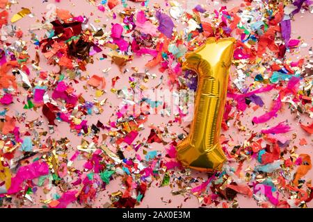 Nummer 1 Goldgeburtstag Festballon auf einem Konfetti-Glitzer-Hintergrund Stockfoto