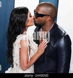 Beverly HILLS, LOS ANGELES, KALIFORNIEN, USA - 9. FEBRUAR: Kim Kardashian West und Kanye West treffen auf der Vanity Fair Oscar Party 2020 im Wallis Annenberg Center for the Performing Arts am 9. Februar 2020 in Beverly Hills, Los Angeles, Kalifornien, USA ein. (Foto von Xavier Collin/Image Press Agency) Stockfoto