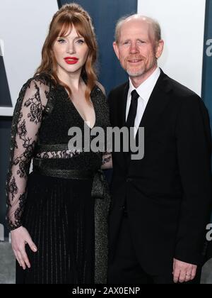 Beverly Hills, Vereinigte Staaten. Februar 2020. Beverly HILLS, LOS ANGELES, KALIFORNIEN, USA - 9. FEBRUAR: Bryce Dallas Howard und Ron Howard treffen auf der Vanity Fair Oscar Party 2020 im Wallis Annenberg Center for the Performing Arts am 9. Februar 2020 in Beverly Hills, Los Angeles, Kalifornien, USA ein. (Foto von Xavier Collin/Image Press Agency) Credit: Image Press Agency/Alamy Live News Stockfoto