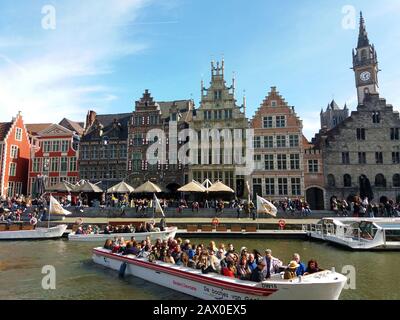 Gent, BELGIEN- 03.25.2017 Panoramaaussicht auf den berühmten Graslei-Kanal im historischen Stadtzentrum mit dem Fluss Lie. Graslei en Korenlei in Der Historischen Stadt c Stockfoto