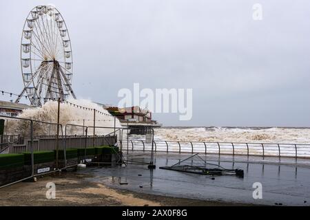 Blackpool, Großbritannien. Februar 2020. Wetternachrichten. Während sich der Sturm Ciara fortbewegt, wird immer noch Blackpool von heulenden Gales und riesigen Wellen gebeutelt. Trümmer aus dem Meer und von Schäden an Gebäuden verursachen immer noch Probleme entlang der Fylde-Küste. Kredit: Gary Telford/Alamy Live News Stockfoto