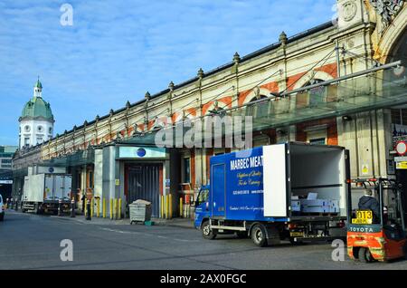 London, Großbritannien - 19. Januar 2016: Lastkraftwagen zur Lieferung vor dem Smithfield Market Building, Stockfoto