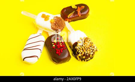 Süße Päpste auf gelbem Hintergrund. Mini-Dessert-Nahaufnahme. Stockfoto