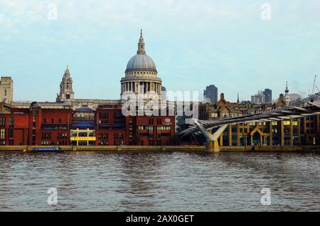 London, Großbritannien - 19. Januar 2016: Millenium Brücke über die Themse und beeindruckende St. Paul's Kathedrale Stockfoto