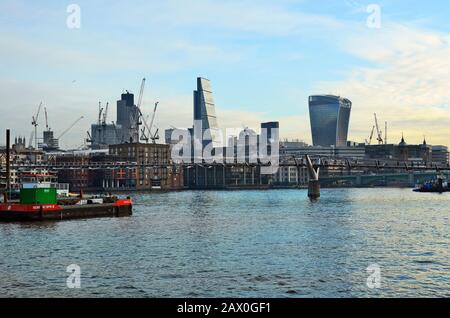 London, Großbritannien - 19. Januar 2016: Millenium Bridge over River Thames and Leadenhall Building alias Cheese Grater and Sky Garden Building alias W Stockfoto