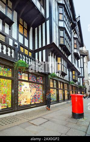 London, Großbritannien - 17. Januar 2016: Nicht identifizierte Personen und Geschäfte in Fachwerk an der Regent Street Stockfoto