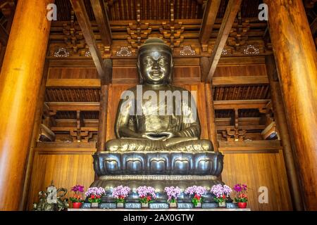 Die Buddha-Statue in der Haupthalle des Jing'an-Tempels, Shanghai, China Stockfoto