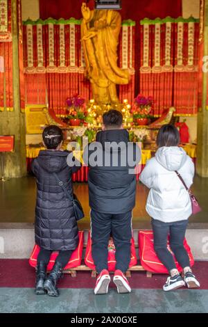 Menschen, die an einem Altar im Jing'an-Tempel in Shanghai, China, beten Stockfoto