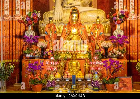 Ein vergoldeter, verzierter Flügelaltar im Jing'an-Tempel in Shanghai, China Stockfoto