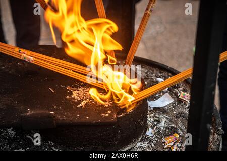 Räucherstäbchen im Jing'an-Tempel in Shanghai, China Stockfoto