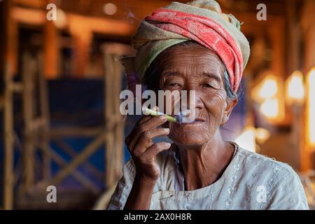 Die alte Dame der Ethnischen Minderheit Der Pa'O raucht eine birmanische Zigarre im Dorf Indein in der Nähe des Inle Lake, Shan State, Myanmar. Stockfoto