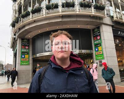 Gary Brady aus Co Wexford außerhalb des St. Stephen's Green Einkaufszentrums in Dublin, da die Menschen auf die Ergebnisse der irischen Generalwahl reagieren. Stockfoto