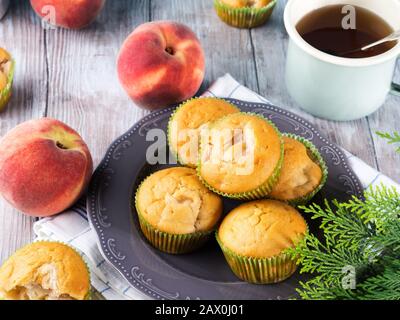 Köstliches veganes Dinkelmehl pfirschen apfelmuffins Stockfoto