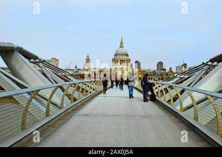 London, Großbritannien - 17. Januar 2016: Nicht identifizierte Menschen auf der Millenniumsbrücke mit der St. Paul's Kathedrale dahinter Stockfoto