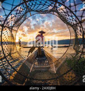 Inla Lake Intha-Fischer bei Sonnenuntergang im Shan-Staat, Myanmar (Birma). Stockfoto