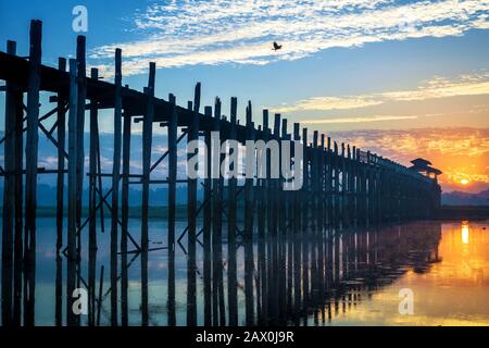 U Bein-Brücke bei Sonnenaufgang in Amarapura, Mandalay, Myanmar (Birma). Stockfoto