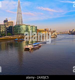 River Taxi am frühen Morgen auf Der Themse von Tower Bridge, London Stockfoto