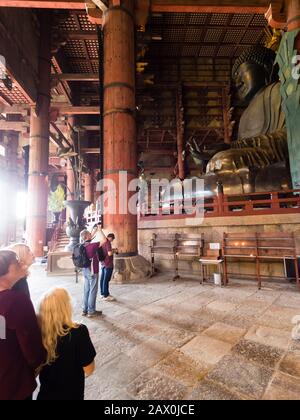 Nara, Japan - 15. Oktober 2018: Europäische Touristen machen Bilder in der Großen Buddhahalle (Daibutsuden) des Tōdai-JI (östlicher Großer Tempel). Stockfoto