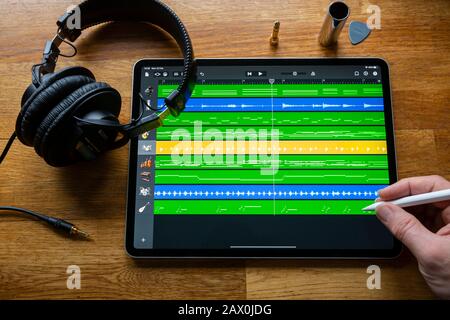 Bath, Großbritannien - 10. FEBRUAR 2020: Garage Band-Anwendung, die verwendet wird, um Musik auf einem Apple iPad Pro in einer Heimstudio-Umgebung zu erstellen und zu arrangieren. Stockfoto