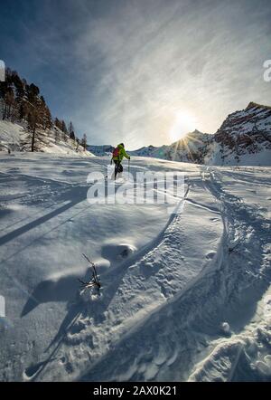 Italien Valle D'Aosta Val di Rhemes - Auf 2100 m Höhe geht man in Richtung der Entrelor-Wiesen zum Plan de la Feye, wo sich die Landschaft auch dank der Ausfahrt aus dem Wald öffnet. Von hier geht es weiter hinauf in Richtung Tal, das zum Col dell'Entrelor führt. Stockfoto