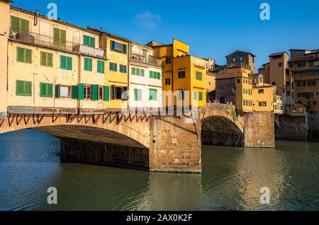 Schöner Blick auf den berühmten Ponte Vecchio mit dem Arno-Fluss bei Sonnenuntergang an einem idyllischen Sommerabend in Florenz, der Toskana, Italien Stockfoto